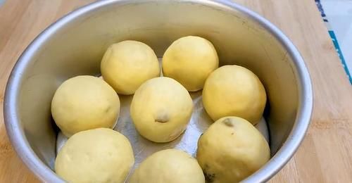 面粉别蒸馒头了，加3个鸡蛋，蓬松拉丝，孩子爱不释手，太香了