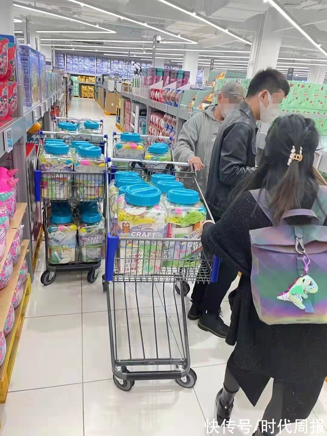 开业|顶风作案？家乐福怒曝被“二选一”潜规则：会员店首日开业部分货架被搬空