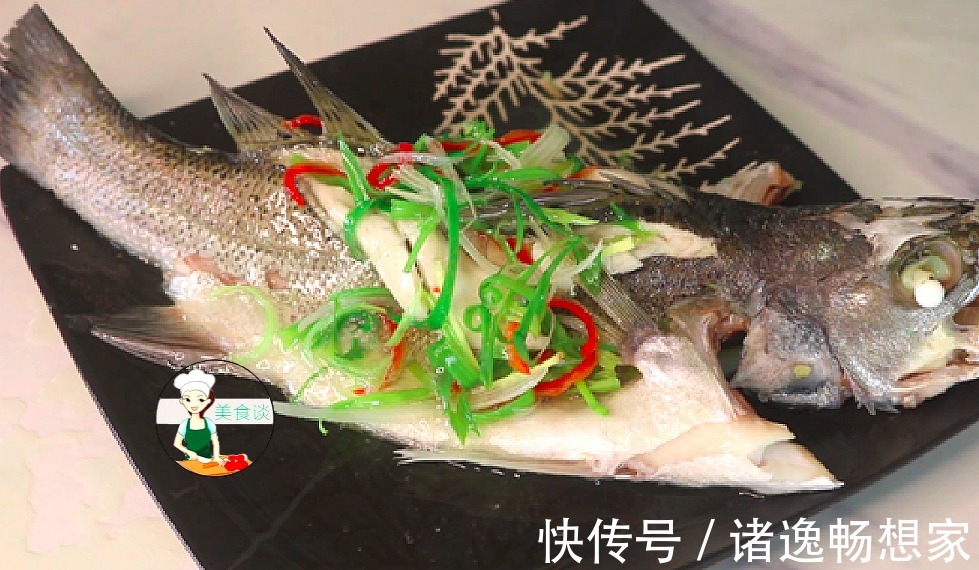 鲈鱼|清蒸鱼时,不能放盐和料酒,大厨教你蒸鱼3技巧,鱼肉鲜嫩不腥气