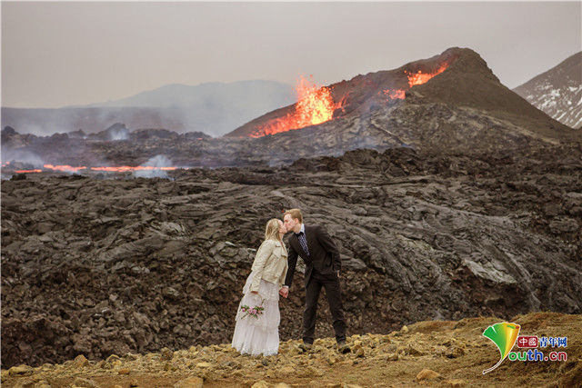 冰岛情侣火山前拍摄订婚大片熔岩浓烟成完美背景 全网搜