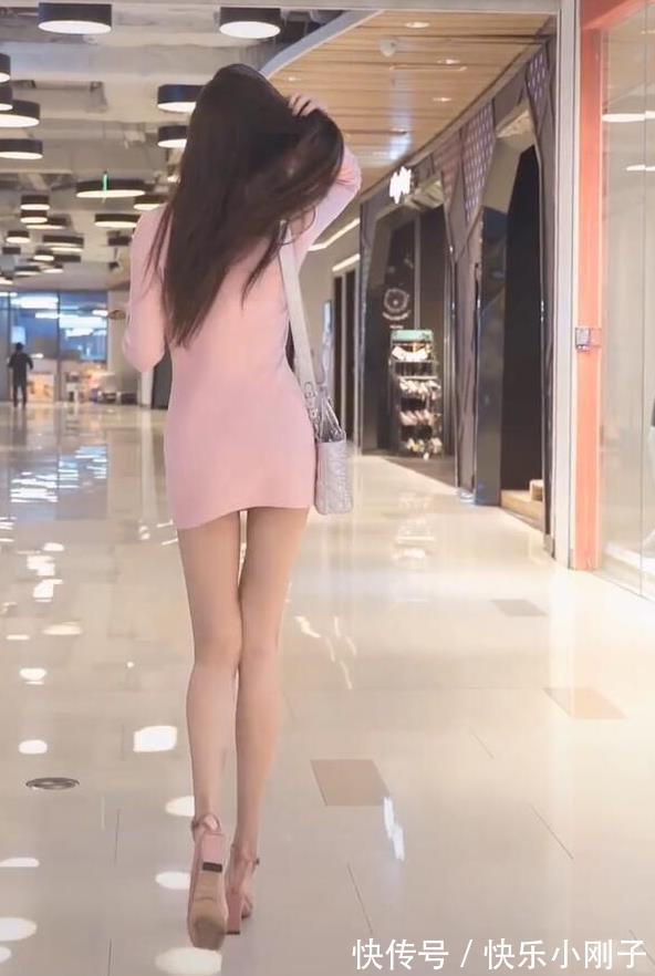 人海|茫茫人海一眼就发现了这位美女，非常自信的气质美女，是我喜欢的