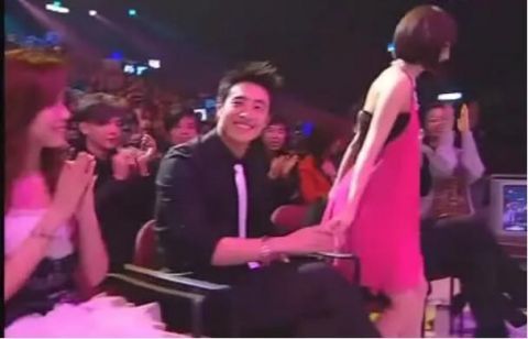 侯佩岑|與張韶涵同臺(tái)，潘瑋柏卻牽起了馮提莫的手，直言我媽媽欣賞不來(lái)她