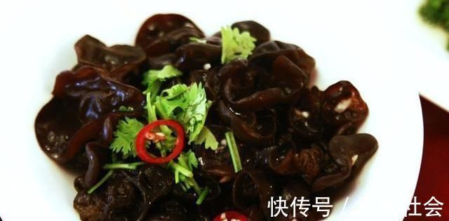 炒木耳,记得不能直接下油锅,大厨教我小窍门,木耳不炸锅更安全