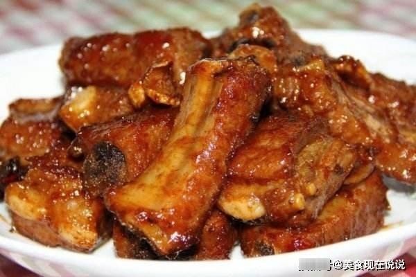 做红烧排骨时，别只会傻加酱油！多加一点它，色泽红亮，越焖越香