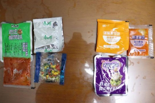 泡面|同样2元的泡面,康师傅和统一对比食材,看清后,网友康师傅完胜