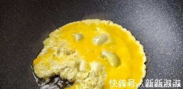 木耳炒鸡蛋|鸡蛋和这3样蔬菜一起炒,营养又低脂,入春后我家1周吃5次,太鲜了