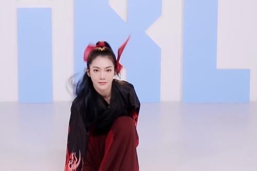 出场|青你2学员虞书欣模仿奥黛丽赫本不算啥,“夷陵老祖”出场秀翻