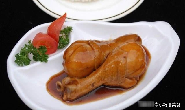 做卤鸡腿时，不要直接下锅卤，牢记两个步骤，鸡腿更香更美味