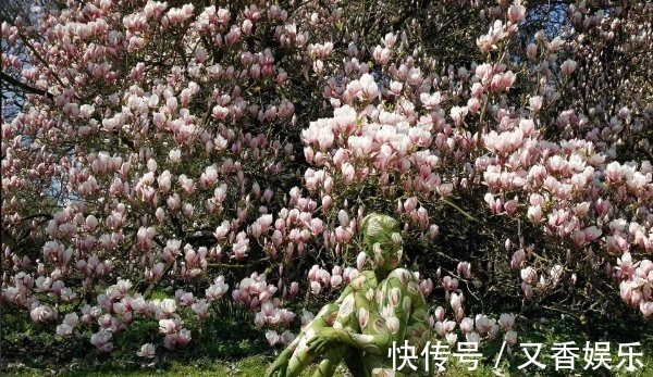 照片&德艺术家把不着片缕的美女隐藏在照片中,人体彩绘伪装下佳人何在