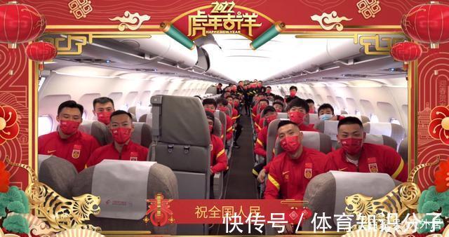 中国乒乓球队|除夕夜,宁泽涛一袭红衣,女排国手丸子头,孙一文“左拥右抱”!