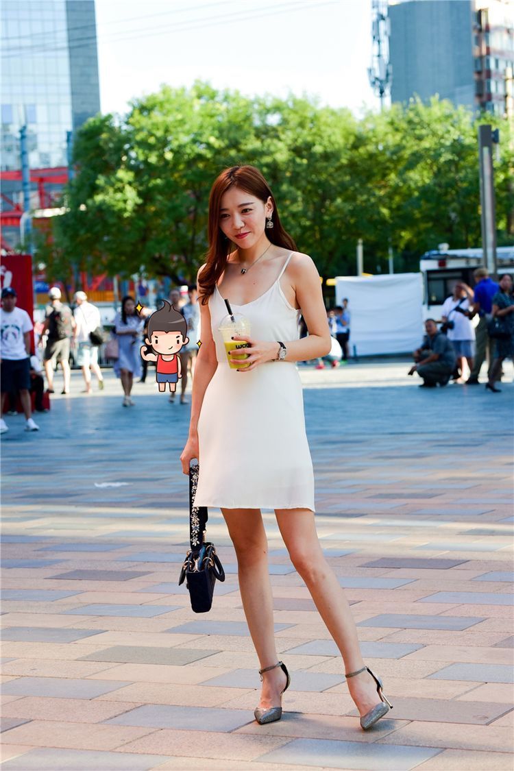 时髦|街拍:小清新的甜美风的美女,诠释性感和优雅,彰显出时髦与摩登