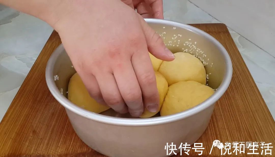 面包这么做太香了,加4个鸡蛋,不用烤箱也能一次成功,松软香甜
