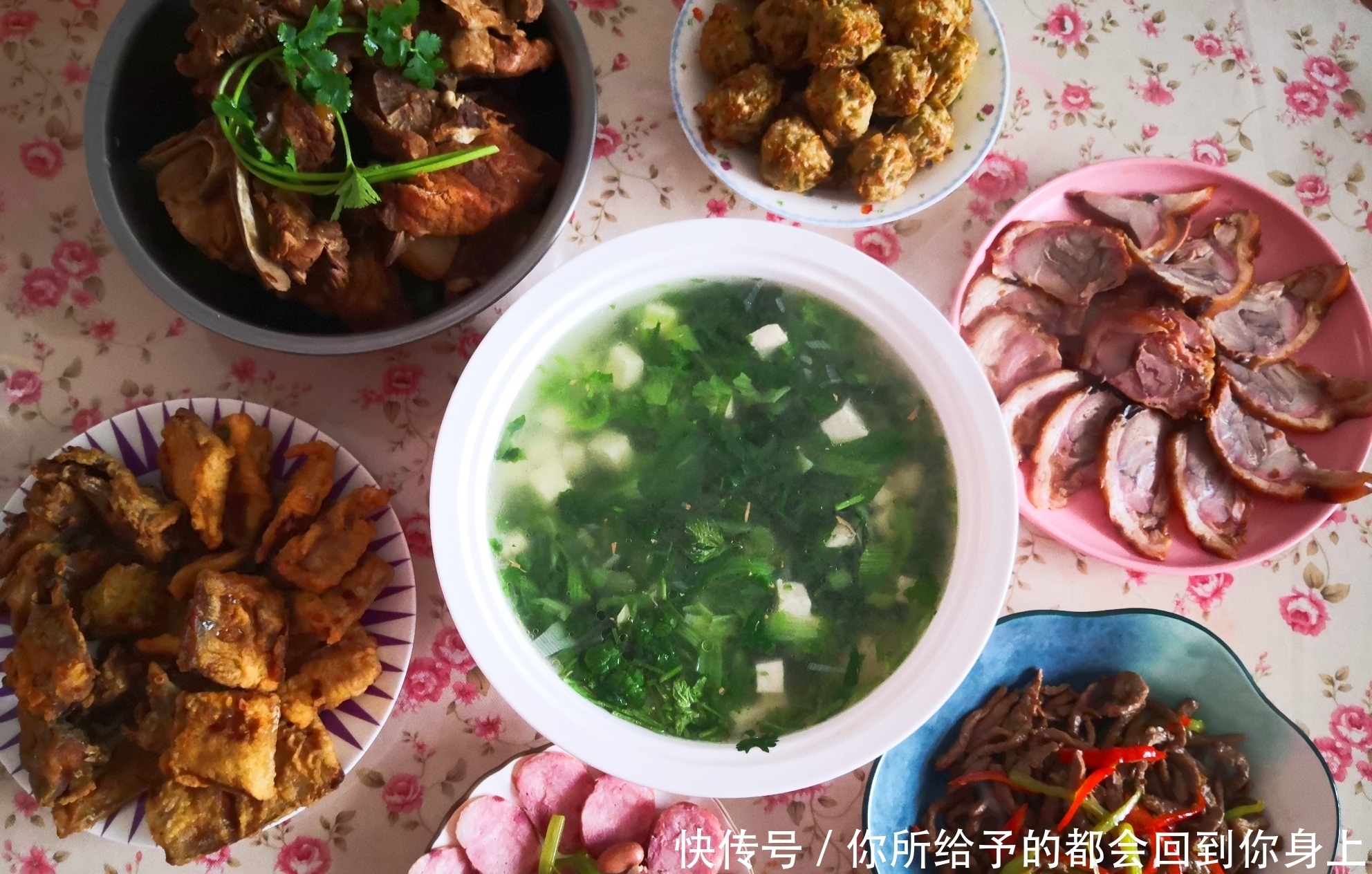 晒晒北方人家过年都吃啥,荤素搭配不油腻,年夜饭这样吃更接地气