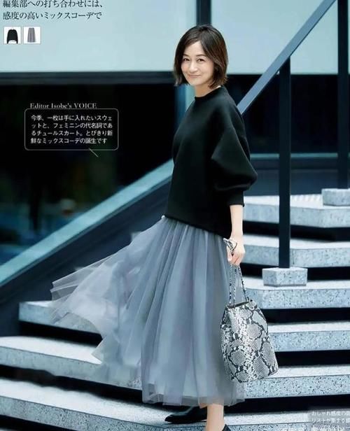 50岁女人别总穿打底裤，学学日本主妇的穿搭，减龄又显气质