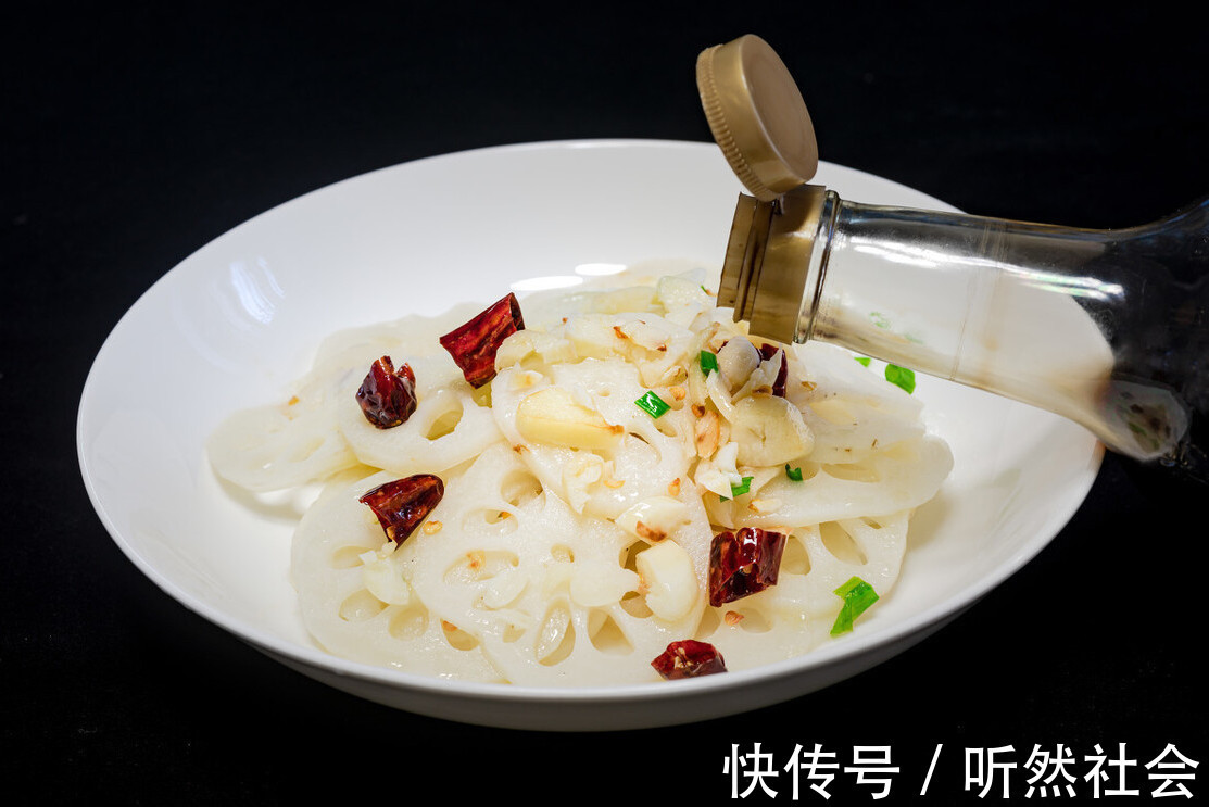 白醋|凉拌藕片,一焯水就发黑教你1个诀窍,藕片白净爽脆,不发黑
