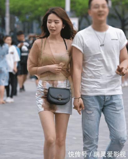 短款裙|米白色针织衫和混色短款裙,尽显女性独特魅力,轻松营造好曲线