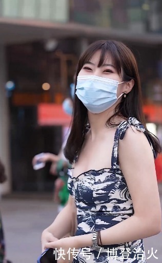 裙摆|街拍：水墨风的吊带连衣裙，展示满满中国风，凸显小姐姐绝佳气质