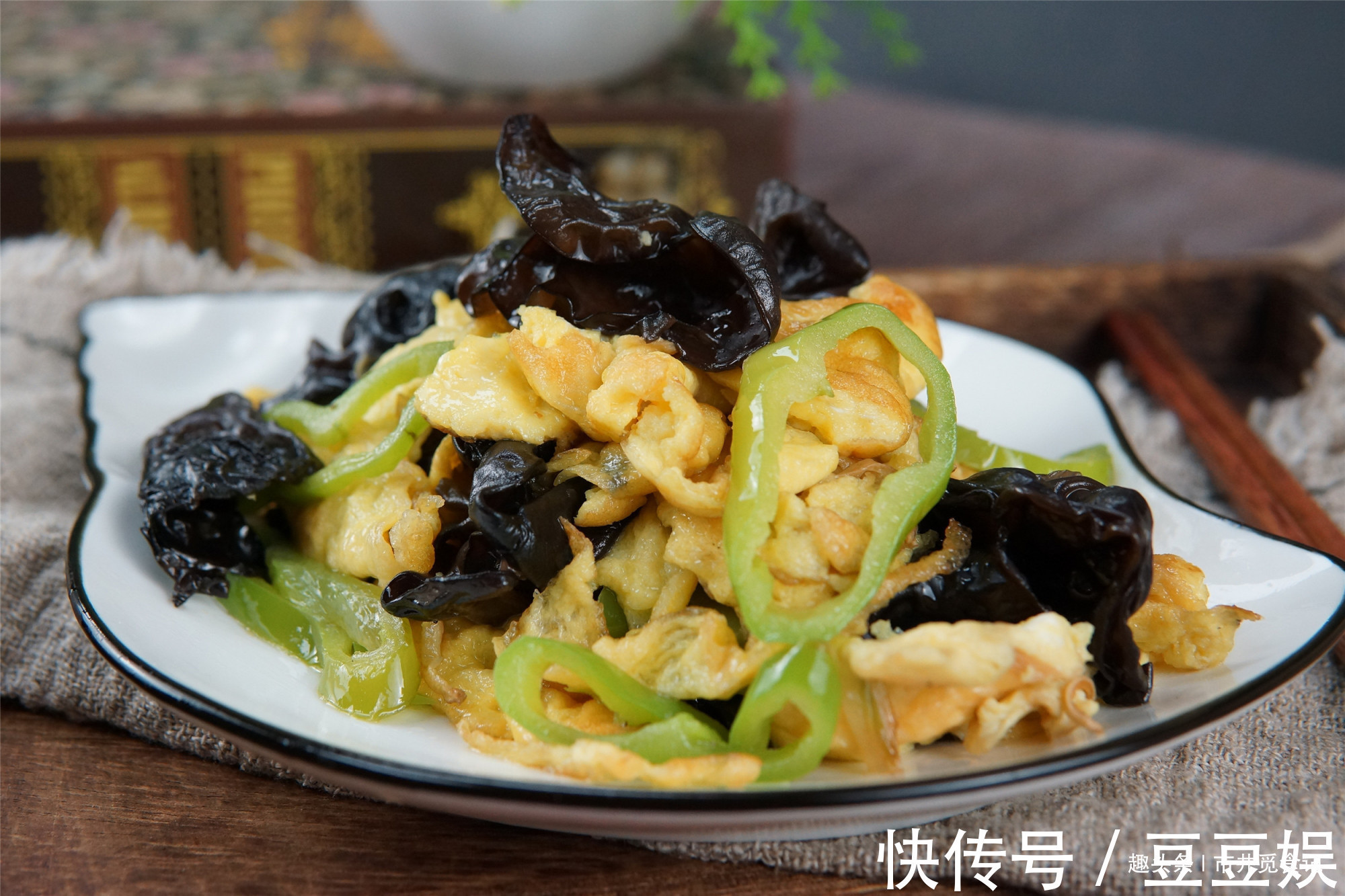 炒木耳时，锅里“噼啪”炸响，大厨教你小窍门，不炸锅还更好吃