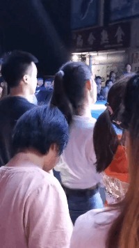 |搞笑GIF：说闺蜜出门穿得太露了，于是她就这打扮了