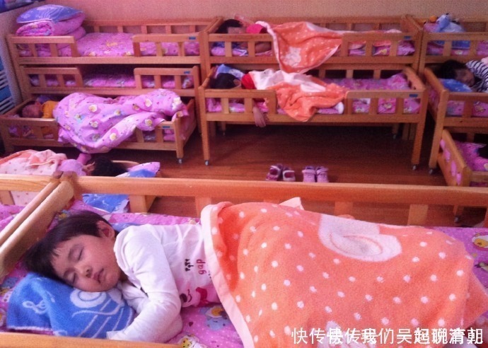 欣欣|幼儿园老师发来宝宝午睡照，本以为一片祥和，眼尖的家长不淡定了