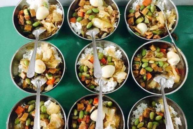 小李|“妈妈我在幼儿园吃了2碗饭”,看完午餐照片后,妈妈却表示酸了