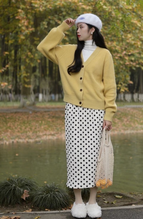 鹅黄色|针织衫别穿大地色,试试“流行色”,显白显气质,搭配裙子真美!