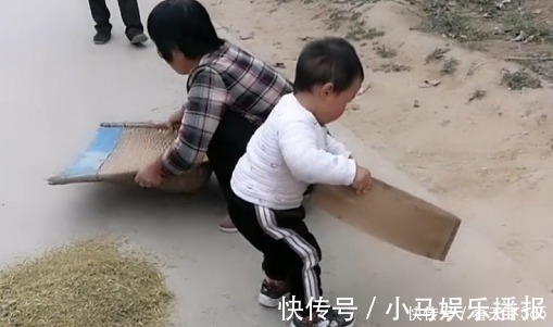 勤劳|“勤劳奶奶”带娃干农活火了,萌娃“尽情摇摆”的模样超起劲