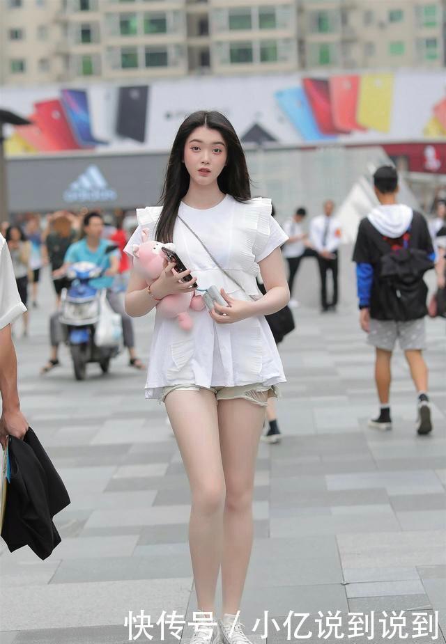 简约大方又时髦的小香风，搭配牛仔短裤，尽情绽放青春靓丽的气息