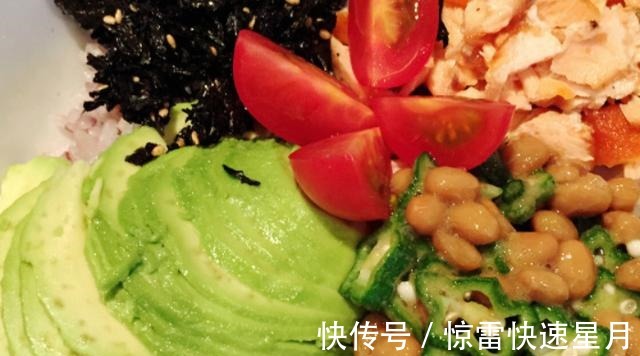 美食|荤素搭配的美味拌饭,搭配牛油果真好吃,营养又解馋的居家美食!