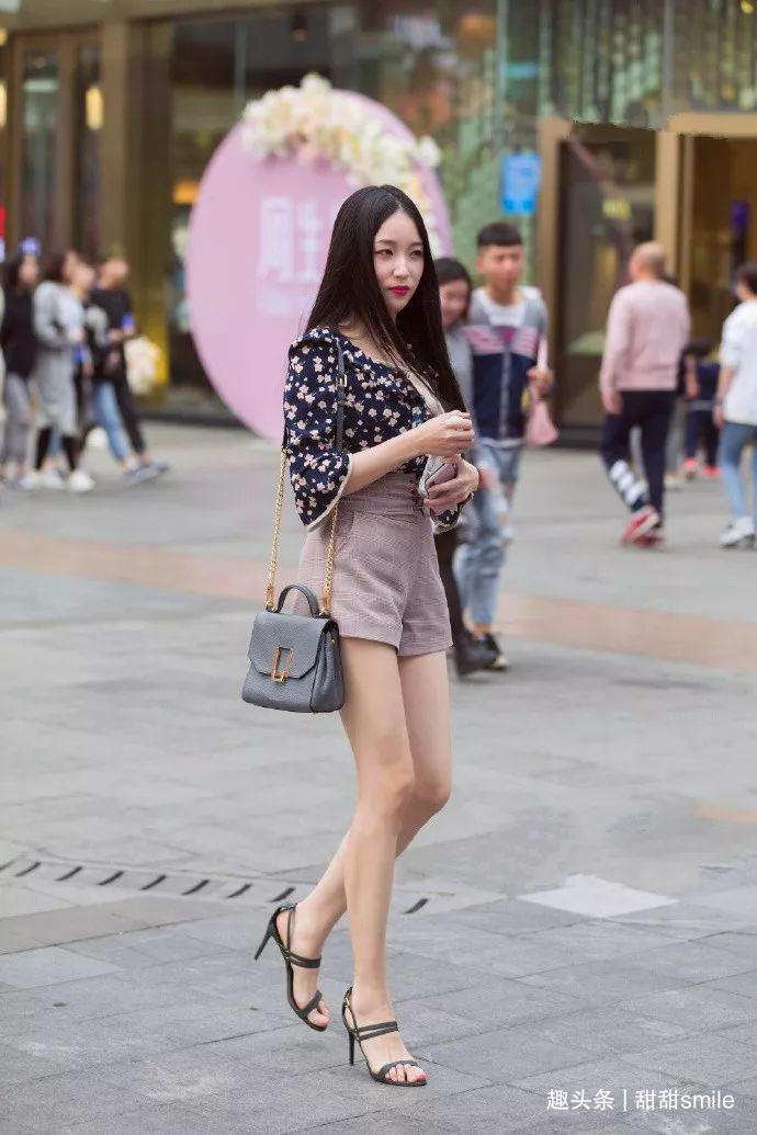 让双腿显得|美女脚上搭配着一双浅紫色的高跟凉鞋,看上去充满着魅力