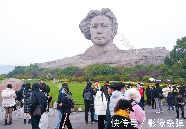 橘子洲|长沙大雪后的橘子洲，游客扎堆来赏雪，美女零下3℃“短裙”露腿