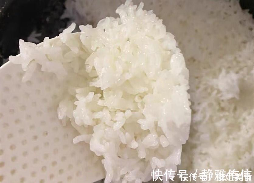 蒸米饭如何颗粒分明味道香？原来淘米一直弄错，难怪米饭不香不软