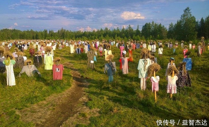 世界上最诡异的农田，分布着近千个稻草人，游客经过瞬间被吓到