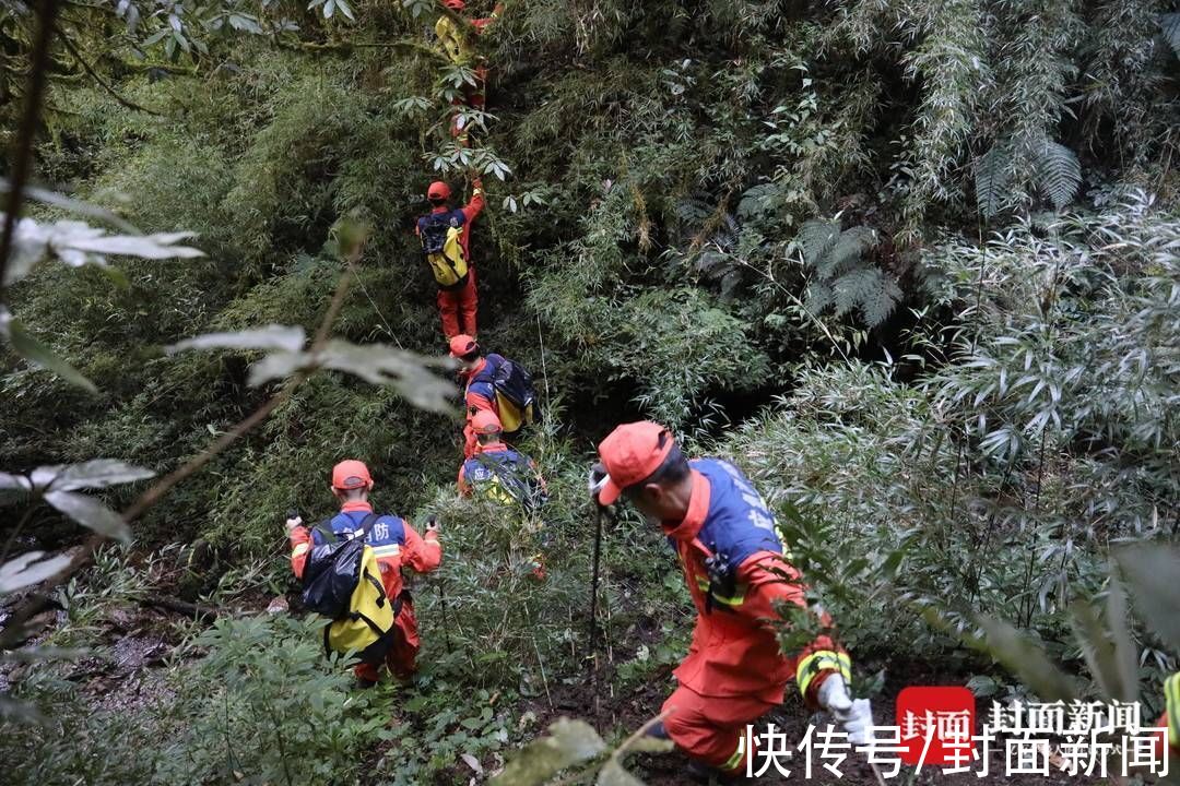 转运|云南哀牢山遇难者遗体转运出山：当晚下了冰雹，救援队有人累倒山上