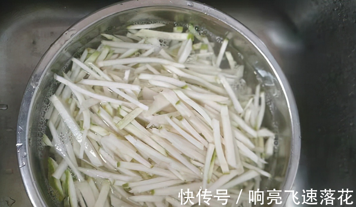 腌芥菜,只放盐不好吃,80奶奶教我3招,脆爽入味,我每年腌一缸!