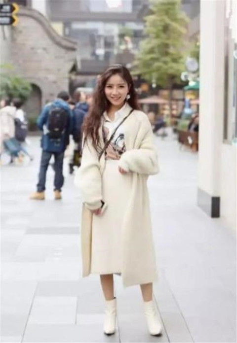 吊带|街拍小姐姐白色吊带配短裤,秀出白皙长腿,媚而不俗