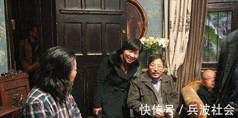 麻布$冷军画了一个面具,卖了300万,看到墙上的符号,网友:有点吓人