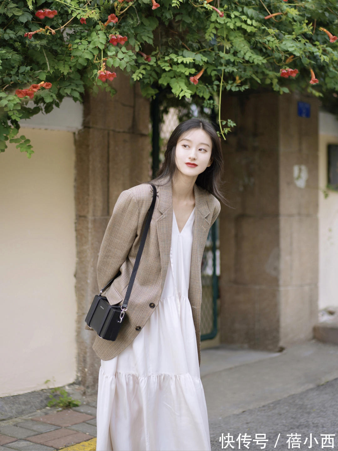 西装|奔三奔四的女人,秋天多穿西装外套,搭配连衣裙、半身裙都很高级