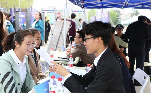 年薪|年薪50万以上的人,通常学历能达到什么水平?答案现实得让人心寒