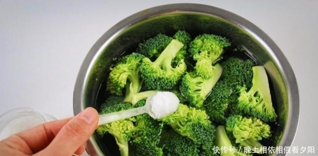 炒蒜蓉蚝油西蓝花,牢记2招,改变焯水方式,保持营养不流失