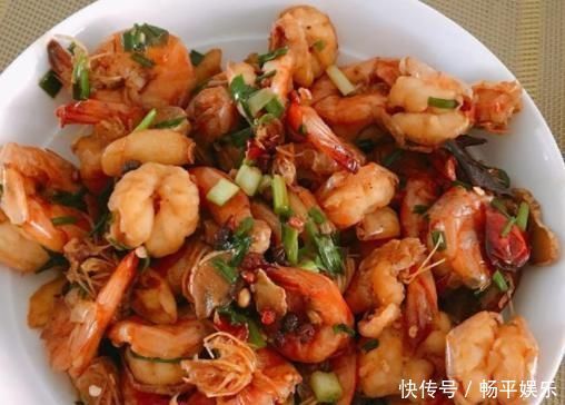 老公亲自下厨,做了一桌子“丰盛”的菜,但闺蜜却越吃越郁闷!