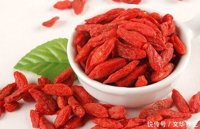 黑眼圈让人看起来疲惫苍老，是爱美人士的梦魇，可通过饮食调理