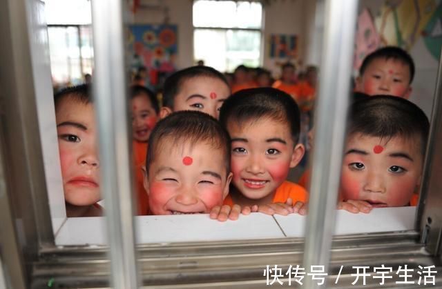 毛毯|孩子幼儿园毛毯被偷,宝妈在单元楼口立牌,没一句脏话却句句扎心