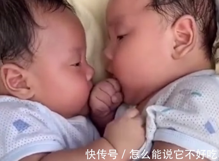 宝宝|双胞胎宝宝互相吃各自的小手火了，网友：口欲期爸妈可要重视起来