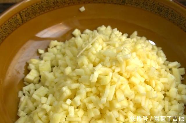 苹果别直接吃了,加上鸡蛋做成早餐饼,营养好消化,女儿最爱吃