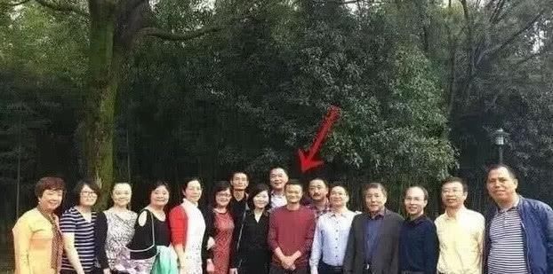 毕业照|马云30年前毕业照曝光,前排女同学实在太瞩目,网友:真绝了