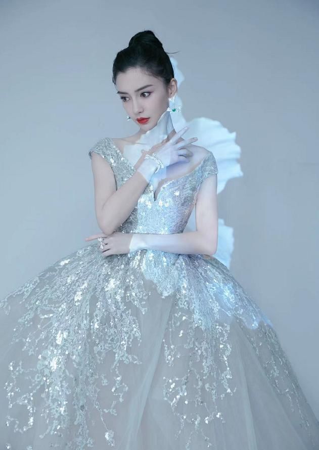 黄晓明、李菲儿同台，杨颖发文谈插足感情，网友质疑两人离婚了？