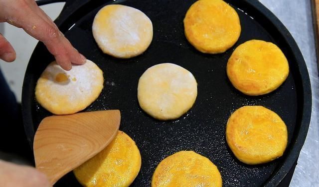 南瓜里打2个鸡蛋,竟然这么好吃教你10分钟快速搞定全家早餐