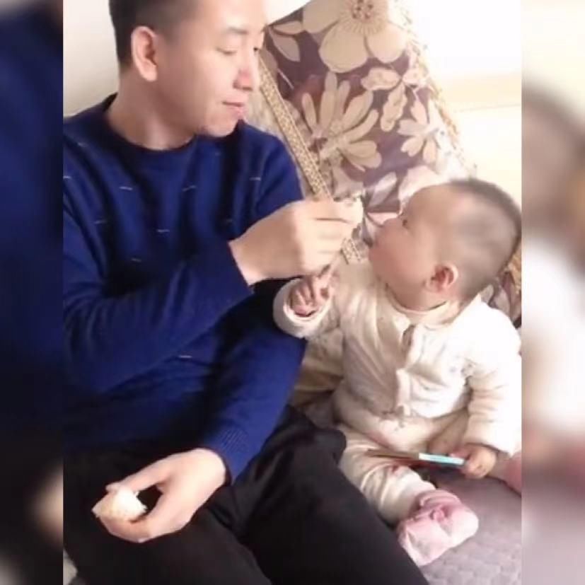 躲猫猫躲猫猫|宝宝为跟爸爸要吃的,借用“手语”比划火了,网友:自带技能厉害