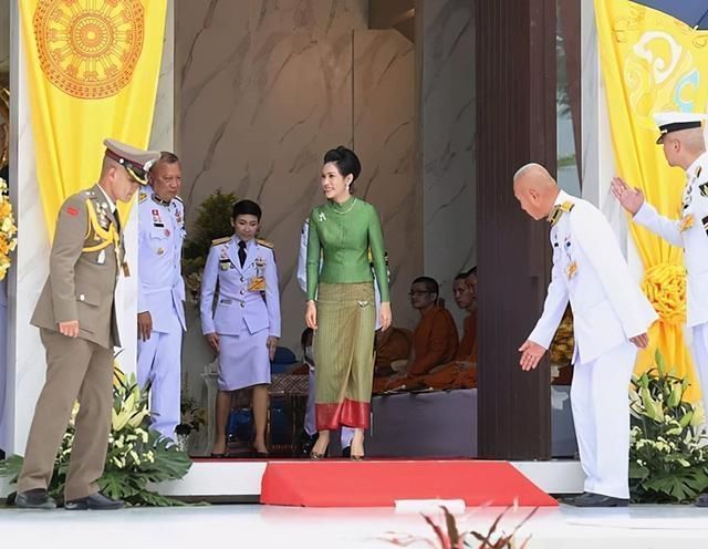 太后 诗妮娜嘚瑟了一身苹果绿亮相，戴太后的蓝宝石，有诗丽吉的风韵